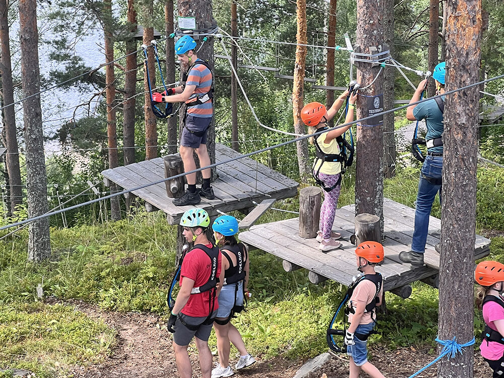 Lapsia seikkailupuisto Vireessä